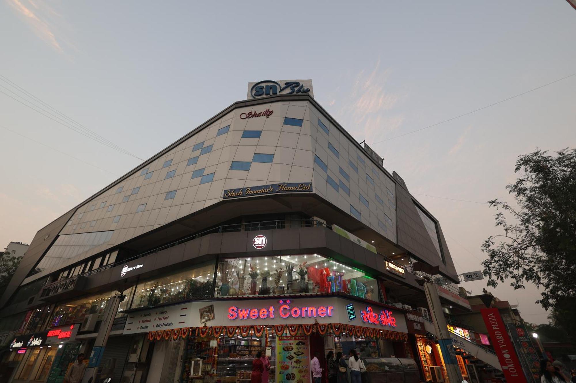 Sn Blu Hotel Ahmedabad Exterior photo
